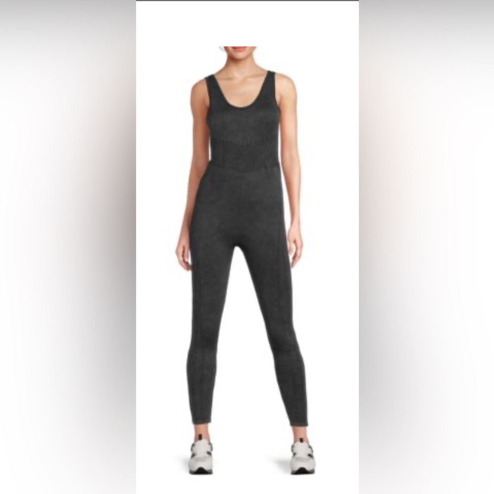 NWT HARMONY AND BALANCE size M
​Seamless Sculpted Ribbed Knit Bodysuit Jumpsuit
